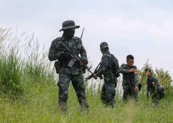 ANGGOTA Pasukan Gerakan Am (PGA) membantu memburu baki tahanan Rohingya yang meloloskan diri dari Depot Imigresen Sementara Relau, Bandar Baharu pada Rabu lalu. - UTUSAN/SHAHIR NOORDIN
