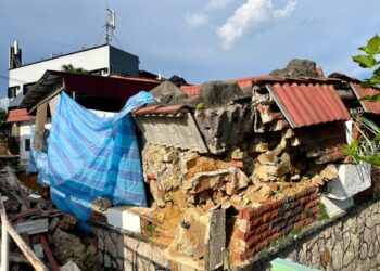 TEMBOK dinding rumah seorang penduduk yang runtuh selepas hujan lebat baru-baru ini di Jalan Kelabu 3, Taman Pelangi di Johor Bahru, di sini. -UTUSAN/KHAIRUL MOHD ALI