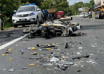 KEADAAN motosikal ditunggang Nur Qasrina Abdul Kassim selepas kemalangan dengan sebuah treler di Kilometer 137, Jalan Kuala Terengganu-Kuantan di Kijal, Kemaman hari ini.