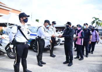 RAMLI Mohamed Yoosuf (empat dari kiri) menyampaikan sumbangan bubur lambuk kepada anggota polis yang hadir sempena Program Pencegahan Jenayah Ketua Polis Pahang Bersama Masyarakat Daerah Pekan di perkarangan Masjid An-Nur, di Pekan, Pahang. - UTUSAN/NORHAFIZAN ZULKIFLI