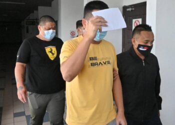 TEY Boon Sin (tengah) dan Leang Tin Sheng (kiri) diiring pegawai SPRM selepas didakwa memberi suapan kepada kakitangan TNB berjumlah hampir RM100,000 di Mahkamah Sesyen, Ayer Keroh, Melaka. - UTUSAN/DIYANATUL ATIQAH ZAKARYA