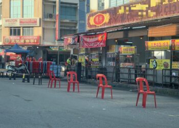 Pengusaha sebuah restoran meletakkan kerusi di kotak parkir awam hingga menyebabkan kesesakan kerana menghalang laluan kenderaan lain.