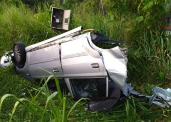 KEADAAN Perodua Viva yang terlibat kemalangan di Kilometer 82, Jalan Ipoh-Kuala Lumpur dekat Sungkai semalam. - UTUSAN/IHSAN JBPM PERAK