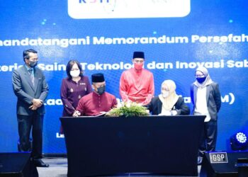 YAKUB Khan (berdiri-dua kanan) menyaksikan acara menandatangani MoU antara KSTI dan ASM di Kota Kinabalu.