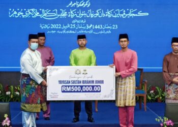 TUNKU Ismail Sultan Ibrahim menyaksikan penyerahan sumbangan MAINJ kepada Yayasan Sultan Ibrahim Johor berjumlah RM500,000 pada Majlis Pembayaran Zakat dan Kurniaan Bantuan Zakat MAINJ di Iskandar Puteri.