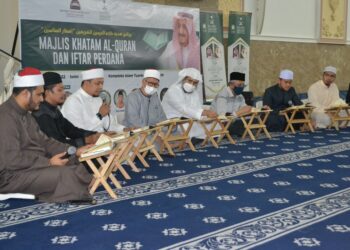 ZULKIFLI Mohamad Al-Bakri (empat dari kiri) dan Sheikh Abdul Rahman (lima dari kiri) pada Majlis Khatam Al-Quran dan Iftar Perdana di Kompleks Islam Tuanku Muhriz, USIM, Nilai, Seremban, semalam. - UTUSAN/ZAKKINA WATI AHMAD TARMIZI