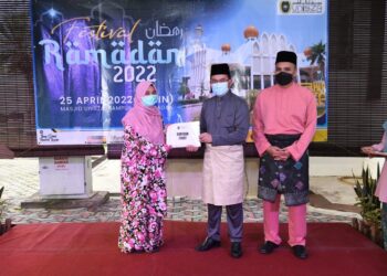 FADZLI Adam (tengah) menyampaikan bantuan zakat kepada penuntut Unisza dalam Festival Ramadan di masjid universiti itu di Kuala Nerus, semalam.