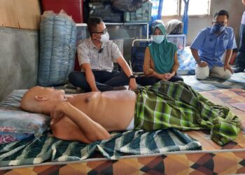 MOHD. Zawawi Zakaria (kiri) berbual dengan Asmah Adam (dua dari kiri ) mengenai keadaan suami, Morad Kassim pada program ziarah Ramadan MKN Kedah di Kampung Batu 16, Serdang, Bandar Baharu semalam. - UTUSAN/AZAHAR HASHIM.