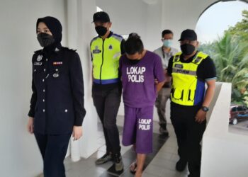 HADI Hashim (tengah) diiringi anggota polis selepas dipenjara 15 tahun dan lapan sebatan kerana mencederakan isteri, ibu mentua dan dua adik iparnya dengan parang ketika dibawa ke Mahkamah Sesyen Kota Tinggi. - UTUSAN/MASTURAH SURADI