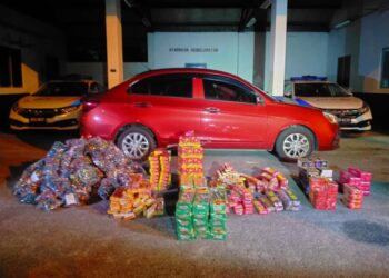 MERCUN dan bunga api yang berjaya dirampas polis selepas menahan pasangan suami isteri di jalan Pasir-Rantau Panjang, Kelantan, semalam. Foto Ihsan Polis