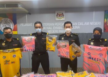 ANTARA jersi tiruan yang dirampas di dua premis di tapak Bazar Aidilfitri perkarangan Stadium Darul Makmur, di Kuantan, Pahang dengan keseluruhan nilai rampasan berjumlah RM3,000.