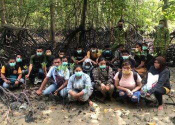 SEMUA warga asing yang dicekup polis awal pagi tadi selepas cuba bersembunyi dekat kawasan paya bakau di Kampung Tali Air, Banting di Kuala Langat, Selangor, hari ini.