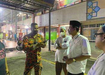 MOHD. Zawawi Ahmad Mughni (kanan) meninjau Sekolah Agama Menengah Tinggi (SAMT) Sultan Hishammuddin yang bahagian asramanya terbakar ketika pelajar sedang menunaikan solat Tarawih di Klang, Selangor.