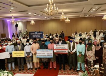 MOHD. Sabirin Mohd. Sarbini (lima kiri) bersama dengan pengeluar zakat perniagaan sewaktu majlis penyerahan zakat perniagaan di Wisma PKPS, Shah Alam, Selangor, hari ini. - UTUSAN/ZULFADHLI ZAKI