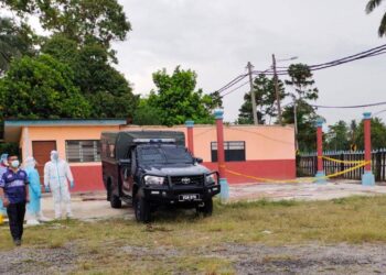 MAYAT seorang lelaki dipercayai gelandangan ditemukan di sebuah kedai lama di Kampung Tanjung Pisang, Jalan Tampin-Gemas, Tampin petang semalam. - UTUSAN/NOR AINNA HAMZAH