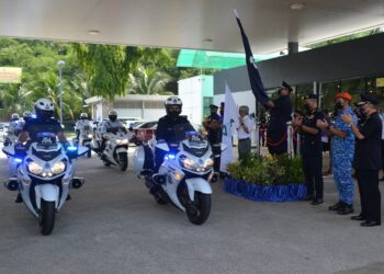 RUSLAN Khalid menyempurnakan pelepasan flag-off bagi Op Selamat 18 Sempena Hari Raya Aidilfitri 2022 Peringkat Kontinjen Negeri Sembilan di Stesen Petronas Ampangan 2, Jalan Seremban-Kuala Pilah di Seremban hari ini.-UTUSAN/ZAKKINA WATI AHMAD TARMIZI.