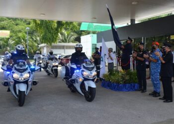 RUSLAN Khalid menyempurnakan pelepasan flag-off bagi Op Selamat 18 Sempena Hari Raya Aidilfitri 2022 Peringkat Kontinjen Negeri Sembilan di Stesen Petronas Ampangan 2, Jalan Seremban-Kuala Pilah di Seremban hari ini.-UTUSAN/ZAKKINA WATI AHMAD TARMIZI.