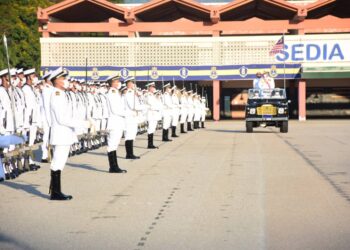 MOHD. Reza Mohd. Sany memeriksa perbarisan anggota TLDM pada Istiadat Perbarisan Hari TLDM Ke-88 di Pangkalan TLDM Lumut hari ini. - UTUSAN