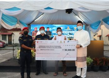 NORAZAM Khamis (dua kanan) menyaksikan penyerahan mok cek oleh Mohd. Khairuddin Othman kepada PBS Saujana Utama dekat Dewan Majlis Perbandaran Kuala Selangor (MPKS) di Kuala Selangor, Selangor. - UTUSAN / MOHAMAD NAUFAL MOHAMAD IDRIS