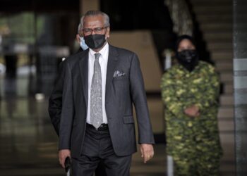MUHAMMAD Shafee Abdullah hadir di Mahkamah Tinggi Kuala Lumpur untuk perbicaraan kes pengubahan wang haram RM9.5 juta. - UTUSAN/FAIZ ALIF AHMAD ZUBIR