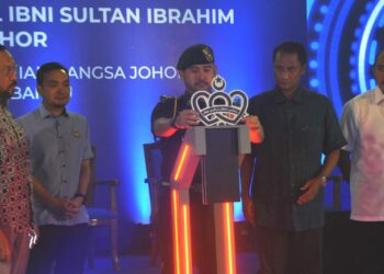 TUNKU Ismail Sultan Ibrahim memasukkan replika kunci sebagai gimik pelancaran sempena Majlis Penyerahan Kunci Rumah Impian Bangsa Johor di Bandar Dato’ Onn Johor Bahru di sini. -UTUSAN/RAJA JAAFAR ALI