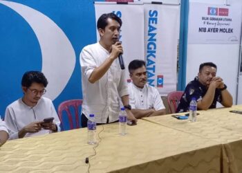 ADAM ADLI Abd. Halim mengumumkan tiga calon Exco AMK zon Selatan di Bilik Gerakan Utama, Warung Reformasi, Ayer Molek, Melaka. - UTUSAN/AMRAN MULUP