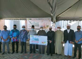 SYEIKH Fadzil Awang  (tengah) dan Syeikh Zakaria Othman bergambar bersama wakil-wakil syarikat yang menyerahkan cek wakalah agihan zakat daripada syarikat korporat kepada Asnaf Care di Masjid Ar-Rahman Alor Merah, Alor Setar. hari ini.