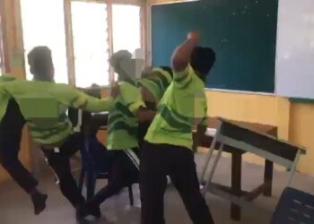 TANGKAP layar rakaman video menunjukkan seorang pelajar dipukul secara beramai-ramai di sebuah sekolah menengah di Langkawi yang tular hari ini. - MEDIA SOSIAL