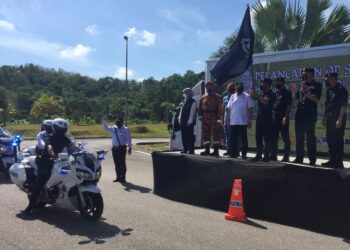 ROHAIMI Md. Isa (empat dari kanan) melancarkan Op Selamat di Plaza Tol Kuala Terengganu di Kampung Gemuruh di Kuala Nerus,  hari ini. - TENGKU DANISH BAHRI TENGKU YUSOFF