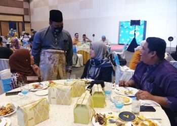 RAMLI Mohd. Tahir (berdiri) beramah mesra dengan para pengamal media pada Majlis Iftar KDEBWM Bersama Media di Shah Alam, Selangor, semalam