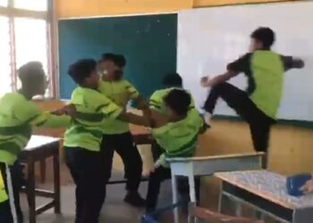 TANGKAP layar rakaman video menunjukkan seorang pelajar dipukul secara beramai-ramai di sebuah sekolah menengah di Langkawi yang tular hari ini. - MEDIA SOSIAL