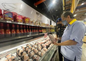 AZIZAN SULAIMAN menunjukkan harga ayam yang dijual mengikut harga yang ditetapkan dalam SHMMP 2022 di Pasar Raya Cmart Arau, Perlis hari ini. - UTUSAN/NUR NAZLINA NADZARI