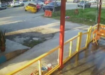 TANGKAP layar daripada rakaman CCTV memaparkan seorang wanita tercampak ke dalam longkang selepas dilanggar sebuah kereta dekat Jalan Sasaran, Jeram di Kuala Selangor, Selangor, semalam.