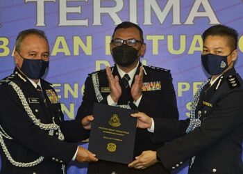 CHE Zakaria Othman (kiri) menyerahkan dokumen serah terima tugas kepada Zairul Naim sambil diperhatikan oleh Ruslan (tengah) pada Majlis Serah Terima Tugas Timbalan Ketua Polis Negeri Sembilan di IPK  Negeri Sembilan di Seremban hari ini.-UTUSAN/MOHD. SHAHJEHAN MAAMIN.
