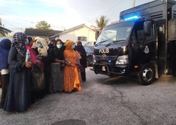 PATI yang ditahan dibawa menaiki trak ke beberapa lokap termasuk di IPD Kerian dekat Bagan Serai semalam. - UTUSAN/WAT KAMAL ABAS