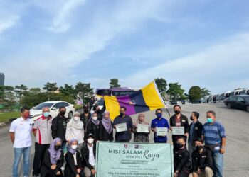 ROZIAH Mohd. Janor  (berdiri, lima kanan) bersama pengurusan UiTM bergambar mahasiswa yang pulang ke kampung menaiki bas disediakan di UiTM Shah Alam, Selangor.