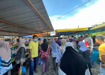 ORANG ramai masih membeli kelengkapan raya menjelang Aidilfitri dijangka Selasa ini di Arau, Perlis semalam.- UTUSAN/MOHD. HAFIZ ABD. MUTALIB