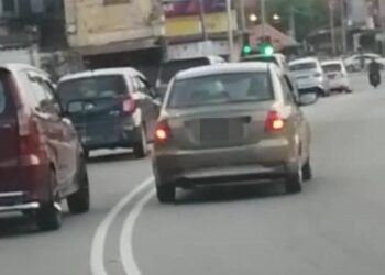 KERETA Proton Saga FLX yang dipandu secara melulu dan berbahaya di Kilometer 17, Jalan Beruas-Parit-Ipoh dekat Pekan Parit yang tular dalam media sosial semalam. - UTUSAN/MEDIA SOSIAL