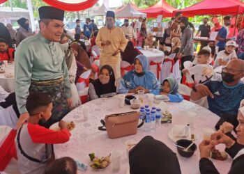 RADZI Jidin beramah mesra dengan tetamu yang hadir pada majlis sambutan raikan Syawal bersama masyarakat dan pimpinan setempat di Ketereh, Kota Bharu hari ini.