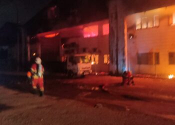PASUKAN bomba mengawal kebakaran melibatkan deretan tiga lot kilang pengeluar komponen perabot dan barangan elektrik dekat Jalan Bukit Kemuning, Seksyen 32 di Shah Alam, Selangor.