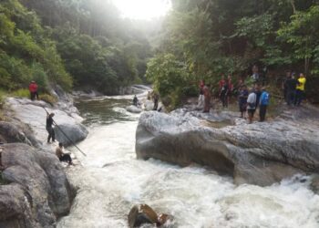 LOKASI seorang anggota polis lemas dekat lubuk di kawasan air terjun Kampung Sungai Tonggang, Tanjung Rambutan, Ipoh semalam. - UTUSAN/IHSAN JBPM PERAK