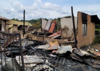 KEADAAN dua buah rumah yang musnah dalam kebakaran petang semalam di Kampung Gajah Mati, Mersing.