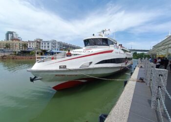 FERI pertama Indomal Kingdom tiba pada pukul 12.20 tengah hari semalam di Kompleks ICQS, Melaka. - UTUSAN/DIYANATUL ATIQAH ZAKARYA