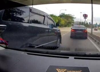 TANGKAP layar pemandu kereta jenis Toyota Alphard yang memotong secara berbahaya di Jalan Sultan Nazrin Shah di Ipoh, Selasa lalu. - UTUSAN/MEDIA SOSIAL