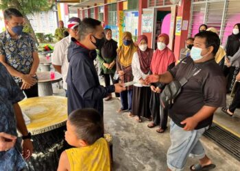 ONN Hafiz Ghazi menyampaikan sumbangan kepada mangsa-mangsa banjir di Pontian, di sini.