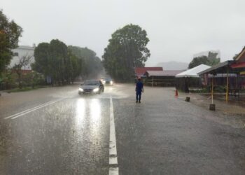 HUJAN lebat berterusan selama dua jam menyebabkan tujuh kawasan di Melaka dinaiki air. - UTUSAN/DIYANATUL ATIQAH ZAKARYA
