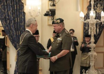 SULTAN Ibrahim Sultan Iskandar mengurniakan darjah kebesaran SPMJ kepada Lee Hsien Loong dalam istiadat di Istana Besar Johor Bahru.