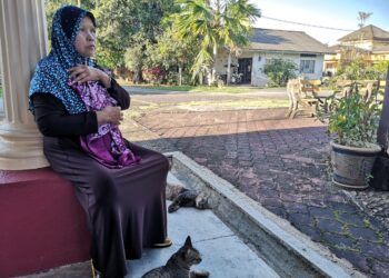 NORAZIAN Mohamad termenung sambil memegang baju rayanya di Rumah Sejahtera Taman Bahagia di Bukit Payung, Marang, baru-baru ini.