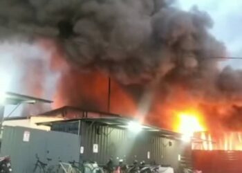 SEBUAH kilang yang menyimpan cecair kimia di kawasan Perindustrian Valdor, Sungai Bakap, Pulau Pinang terbakar awal pagi tadi.