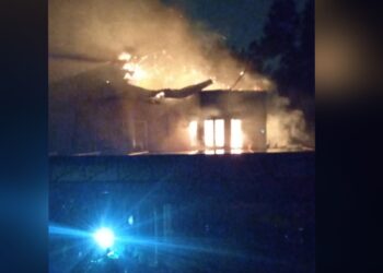 PASUKAN bomba memadam kebakaran melibatkan sebuah banglo yang dihuni 18 sekeluarga dekat Seksyen 7 di Shah Alam, Selangor, awal pagi tadi.